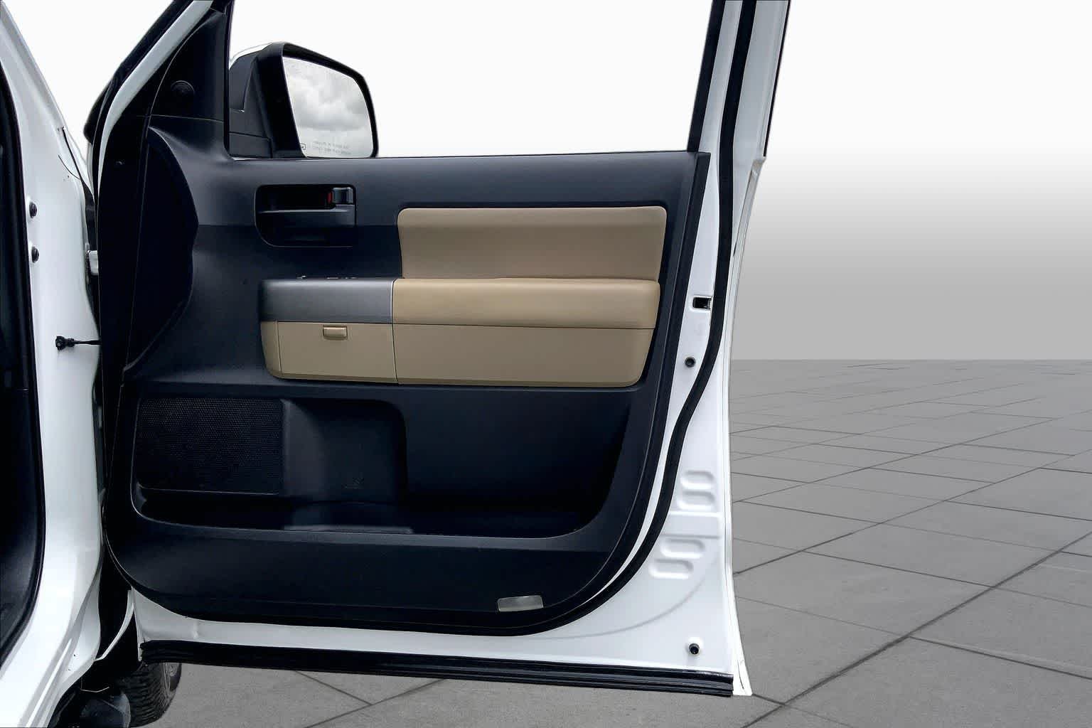 Used 2015 Super White Toyota SR5 image 22
