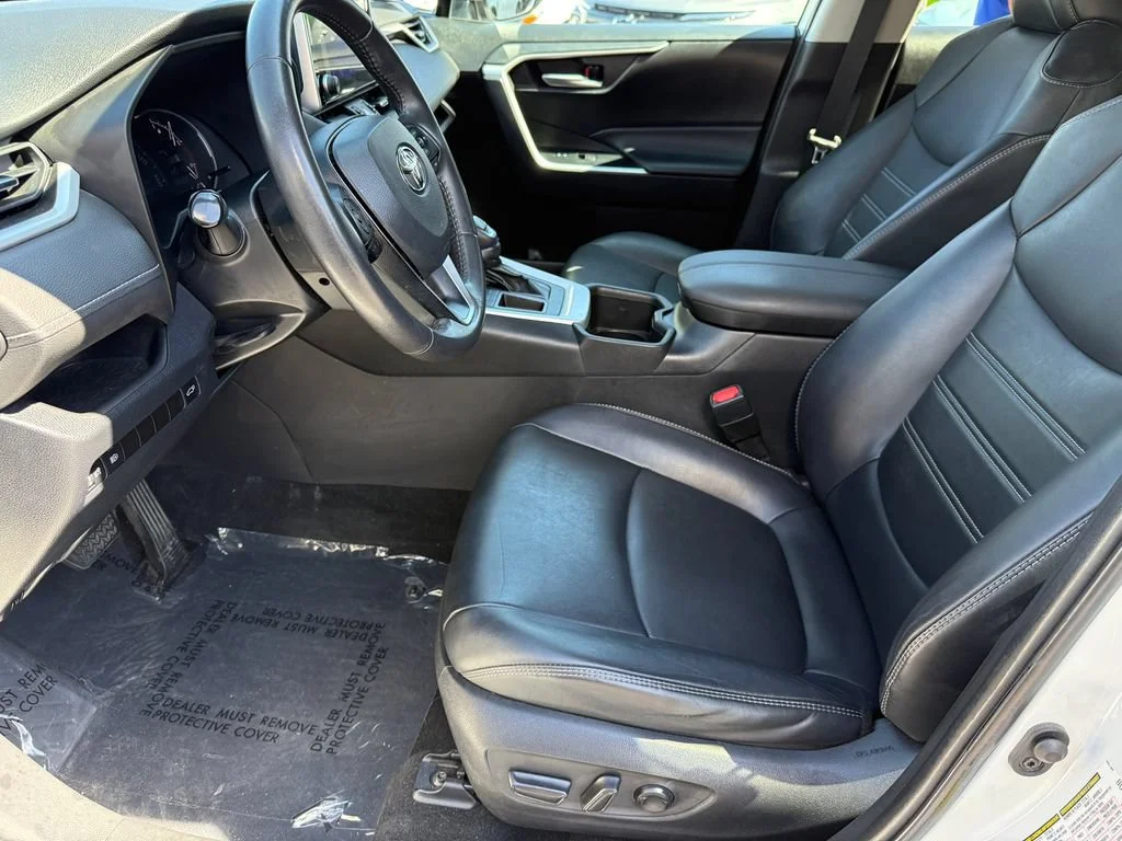 Used 2023  Toyota XLE Premium image 24