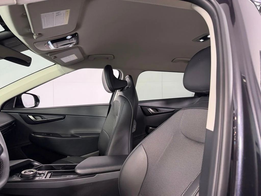 Certified Used 2025  Kia Light image 22