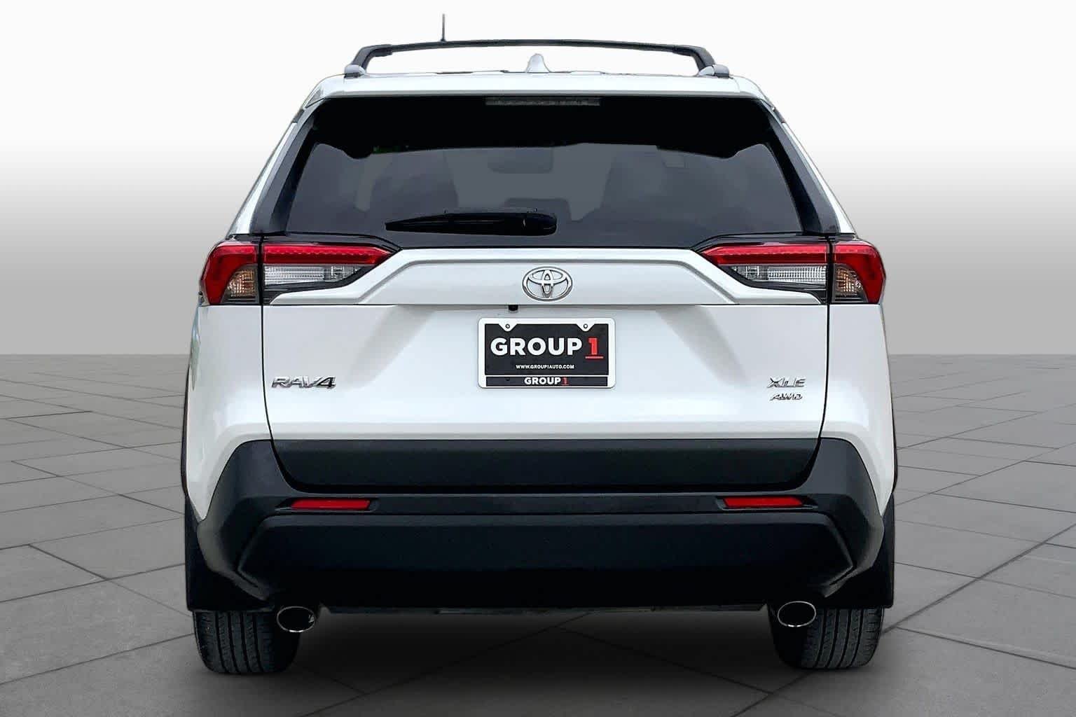 Used 2023 Wind Chill Pearl Toyota XLE Premium image 5
