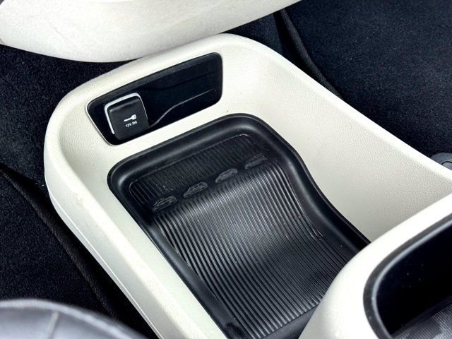 Used 2024 White Chrysler Select image 27