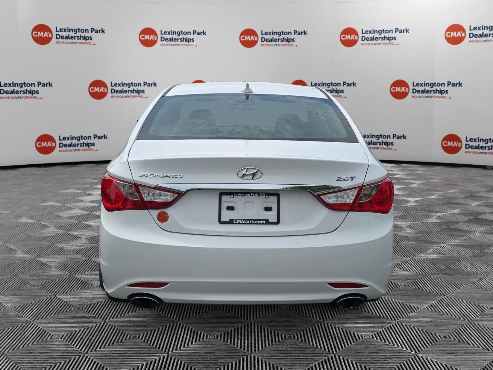 Used 2013 Shimmering White Hyundai SE image 6