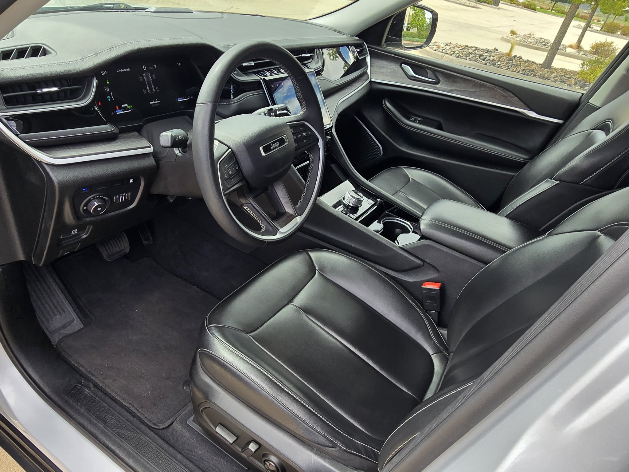 Used 2023 Silver Zynith Jeep 4xe image 25