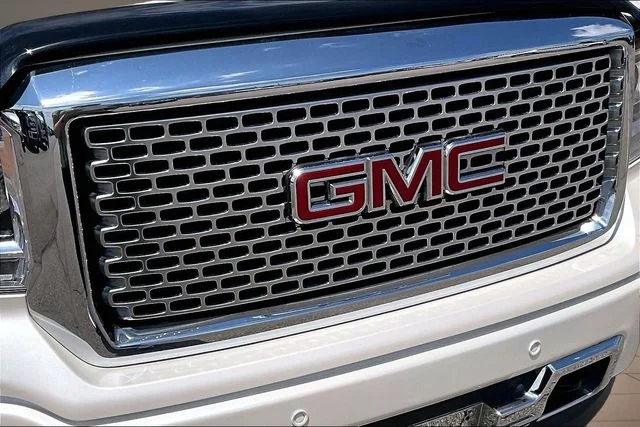 Used 2015 White GMC Denali image 29