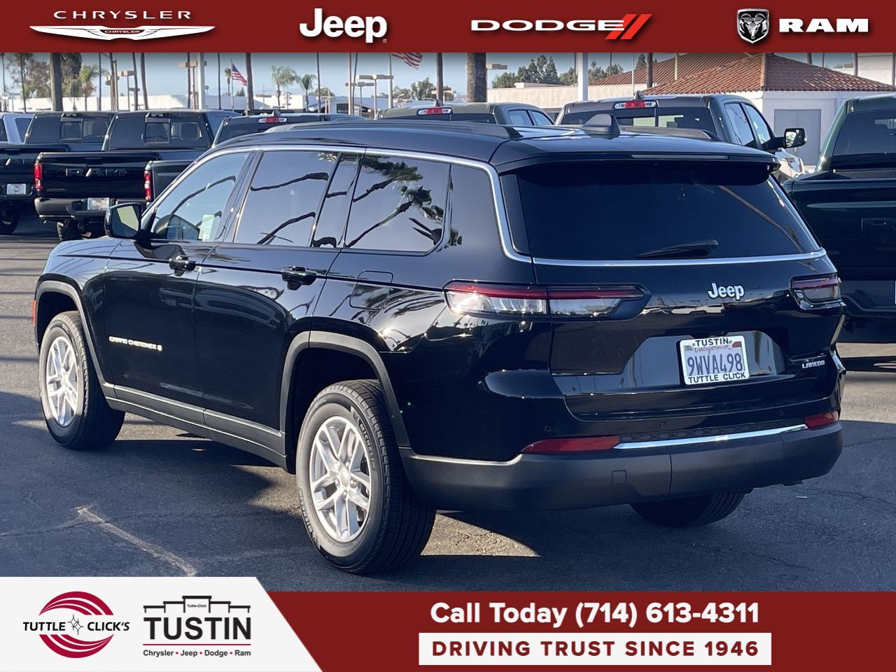 Used 2025 Diamond Black Crystal Pearlcoat Jeep Laredo image 5