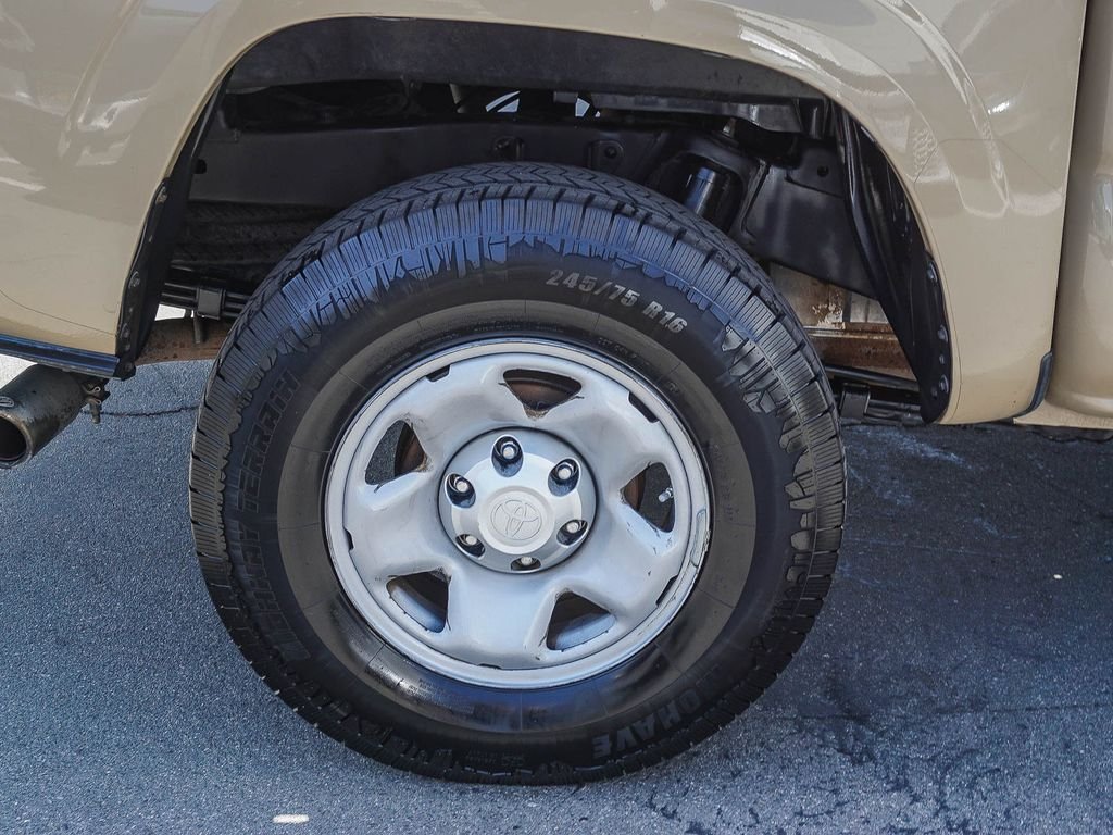 Used 2017  Toyota SR5 image 8