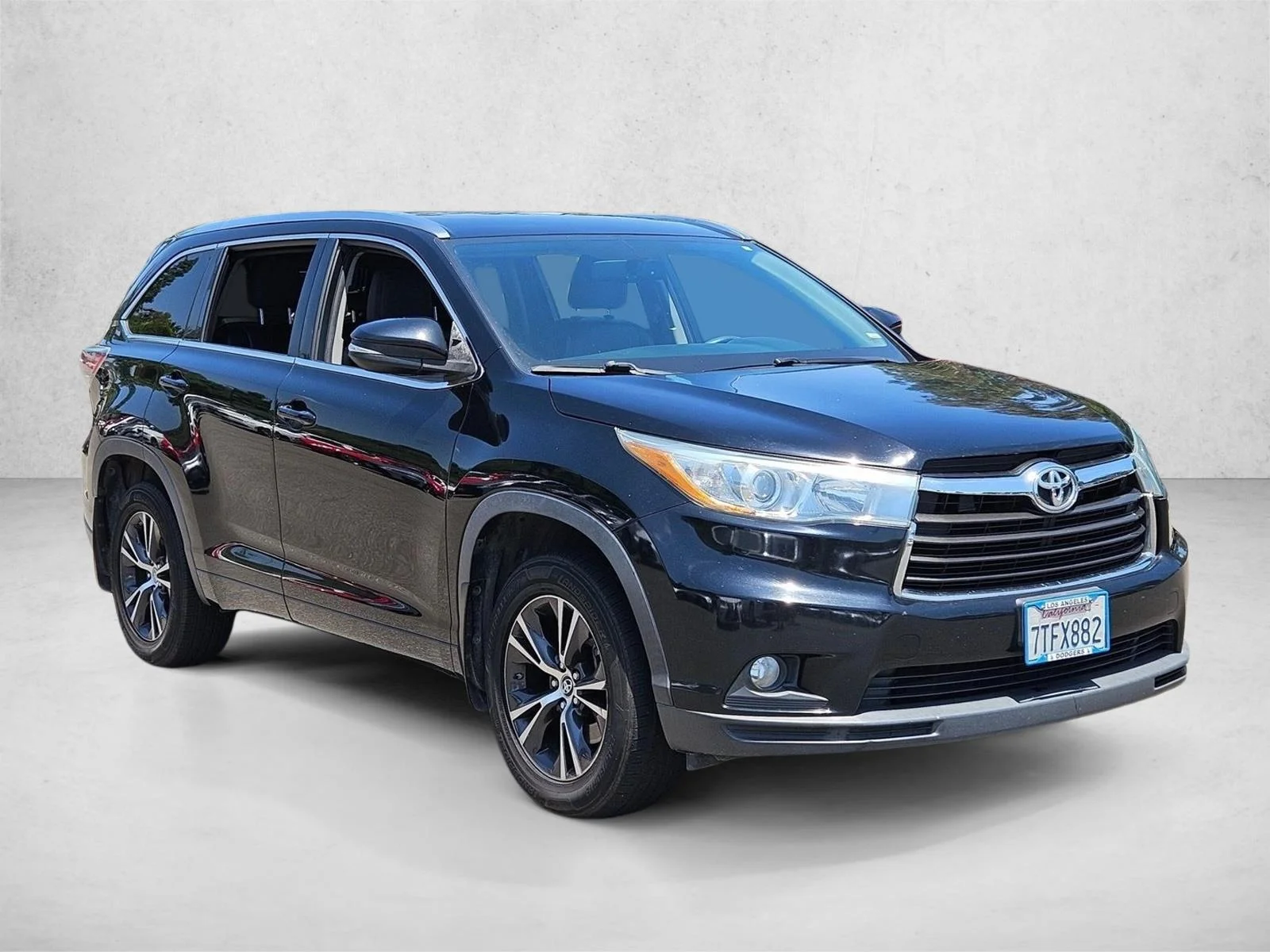 Used 2016 Midnight Black Metallic Toyota XLE image 3