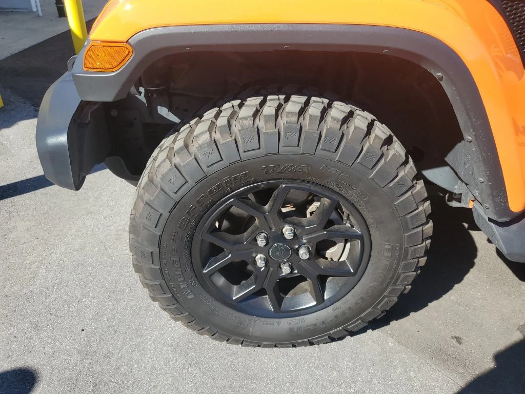 Used 2025 Orange Jeep High Tide image 5
