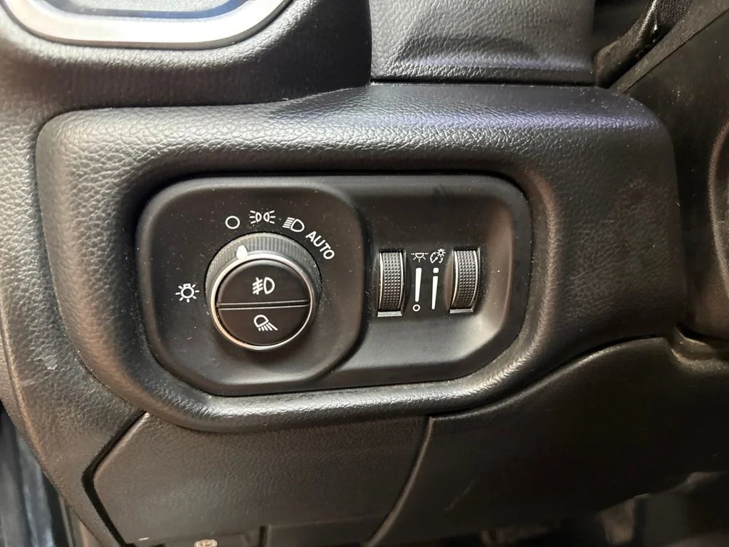 Used 2020 Diamond Black Crystal Pearlcoat Ram Laramie image 22