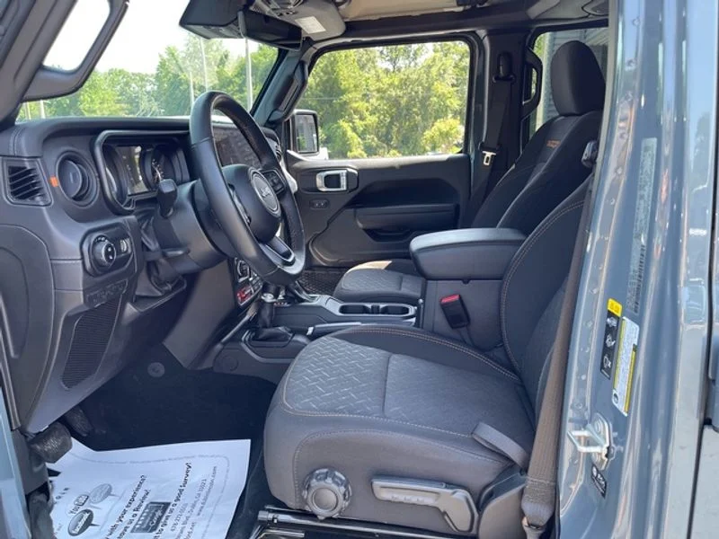 Used 2024 Anvil Clearcoat Jeep Mojave image 6