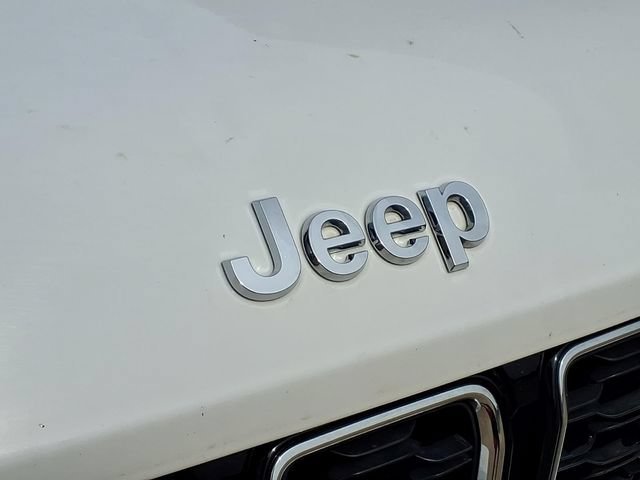 Used 2023  Jeep Limited image 24