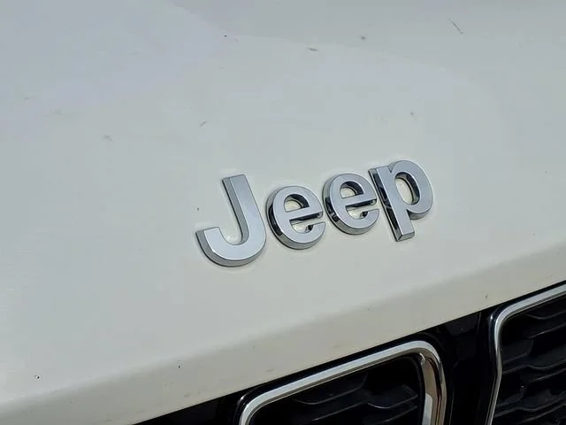 Used 2023  Jeep Limited image 24