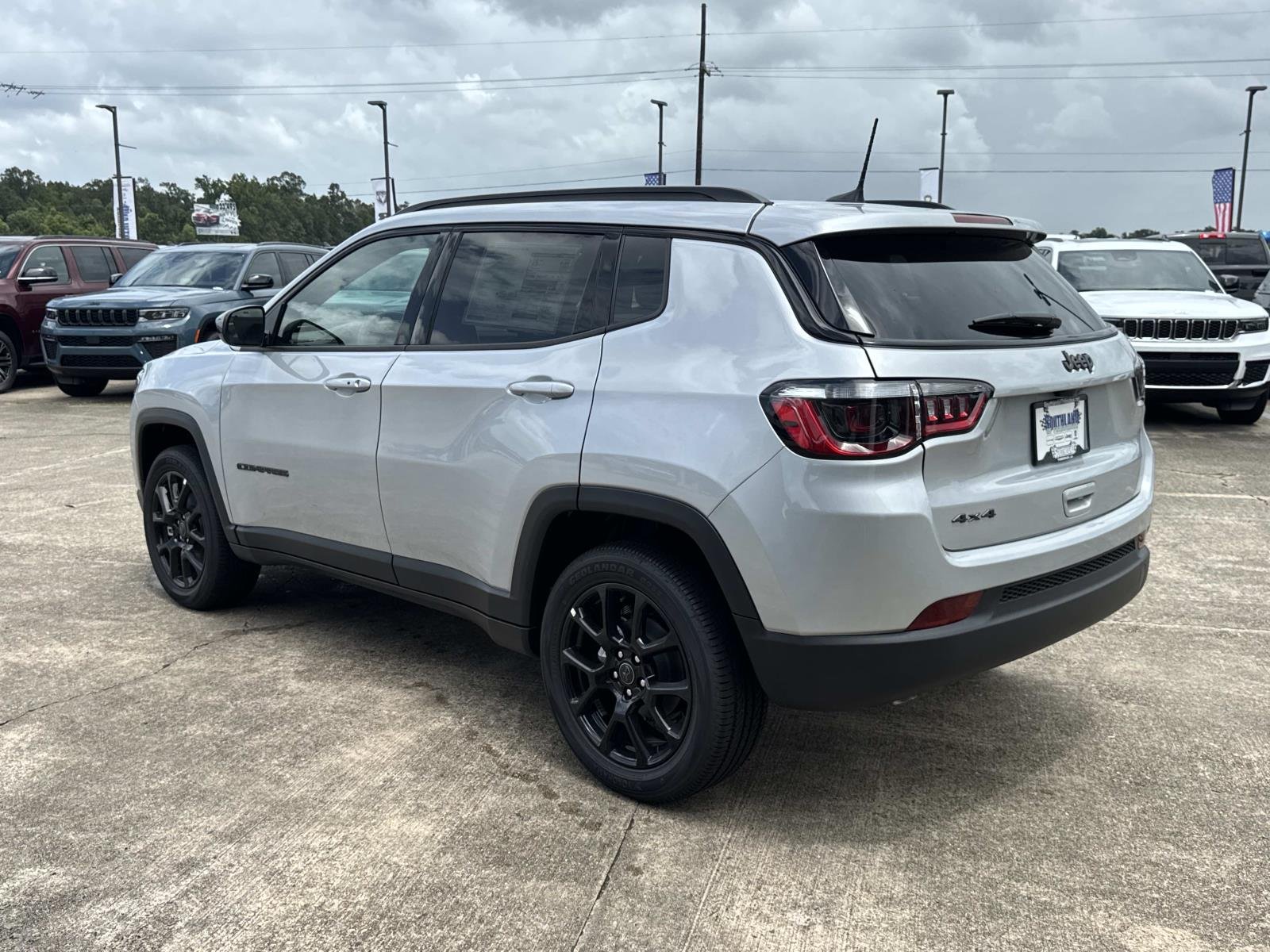 New 2026 Silver Zynith Metallic Clear-Coat Exterior Paint Jeep Latitude Altitude image 4