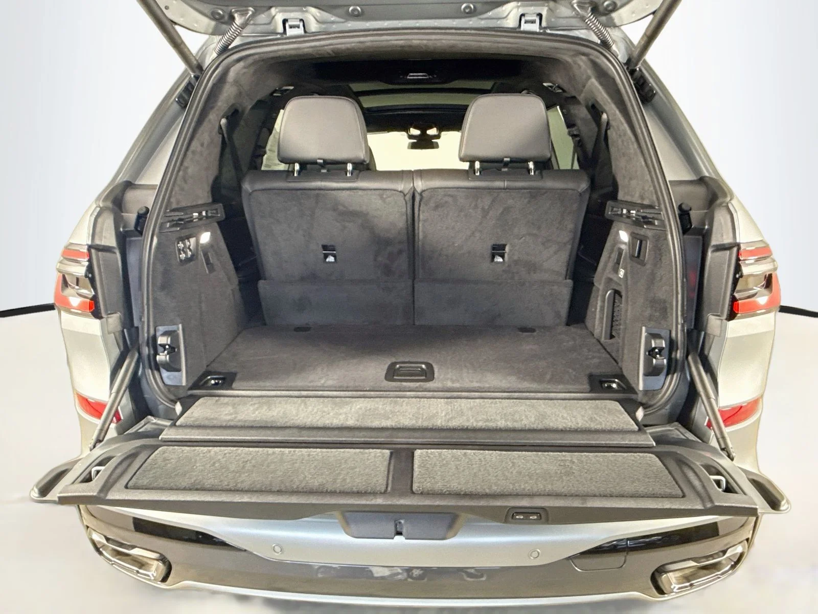 New 2027 Frozen Pure Grey Metallic BMW xDrive40i image 28