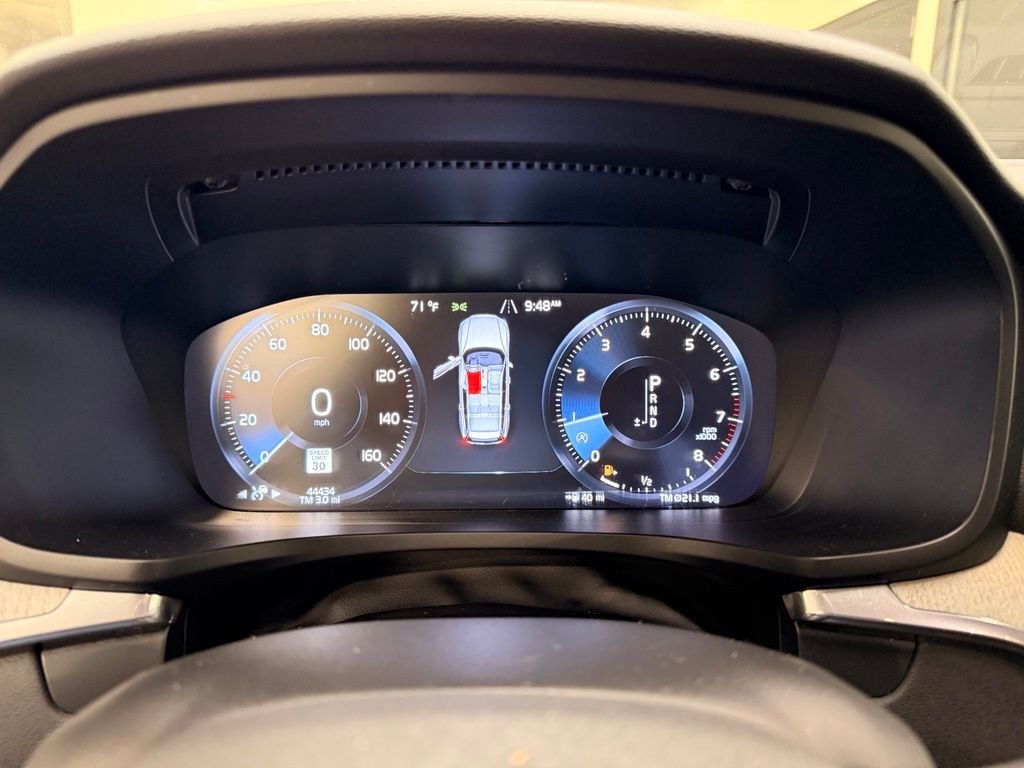 Used 2022 White Volvo  image 15