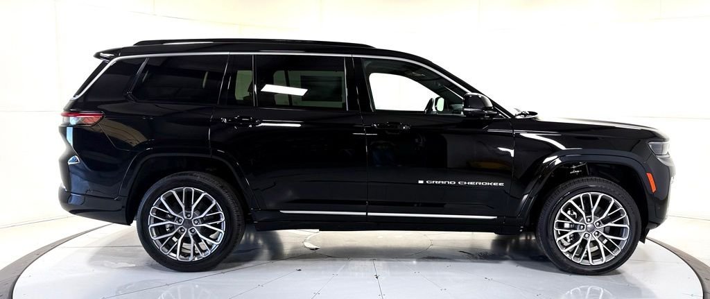 New 2026 Diamond Black Crystal Pearl-Coat Exterior Paint Jeep Summit image 3