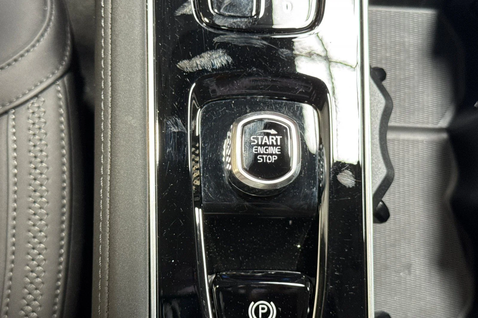 Certified Used 2025 Crystal White Pearl Volvo T8 (2025.5) Plus 7-Seater image 26
