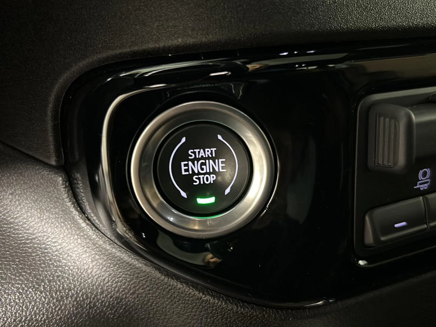 Used 2024 Iridescent Pearl Tricoat Chevrolet High Country image 28