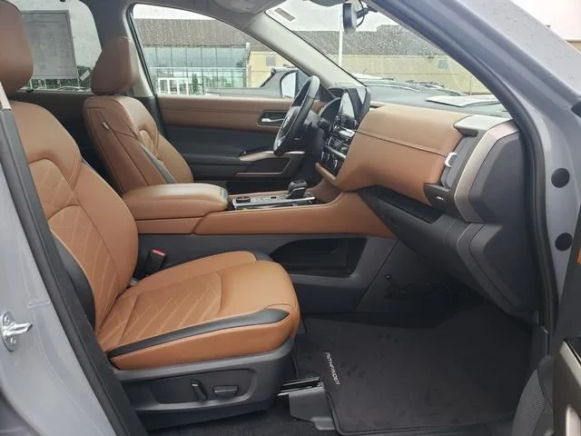 Used 2022 Gray Nissan Platinum image 18