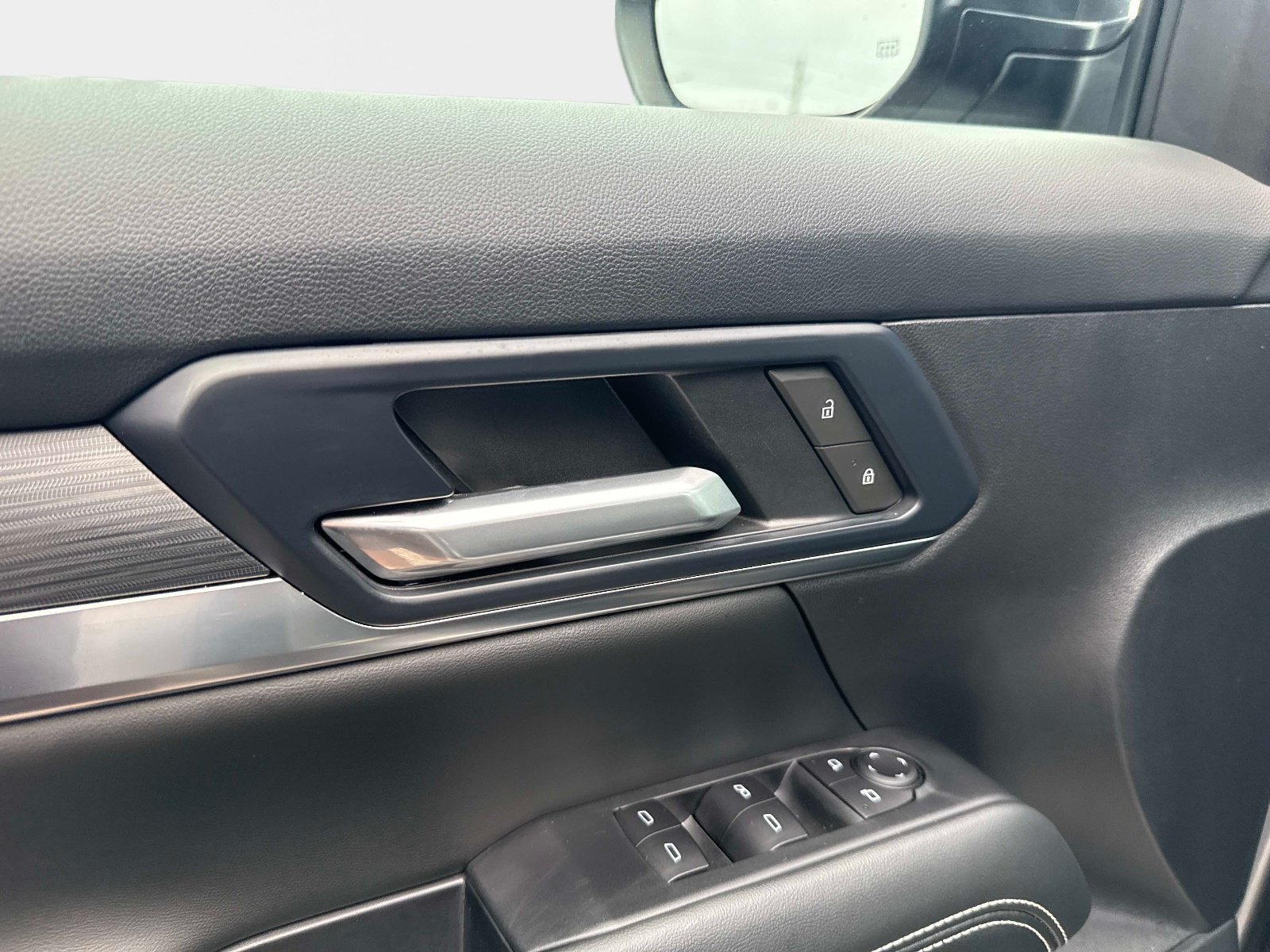 Used 2025 Sterling Metallic GMC AWD Elevation image 17