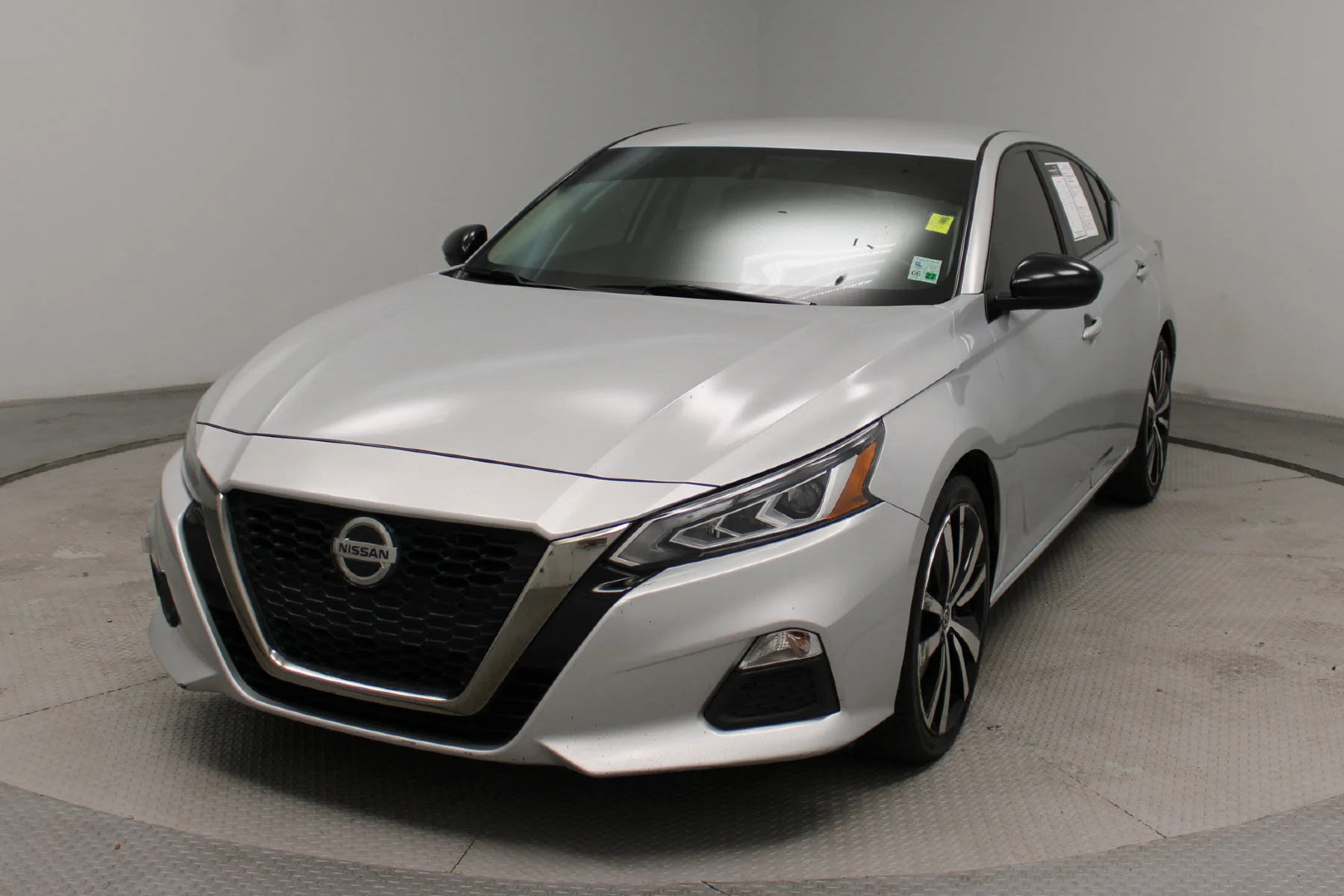 Used 2019 Brilliant Silver Metallic Nissan 2.5 SR Sedan image 25