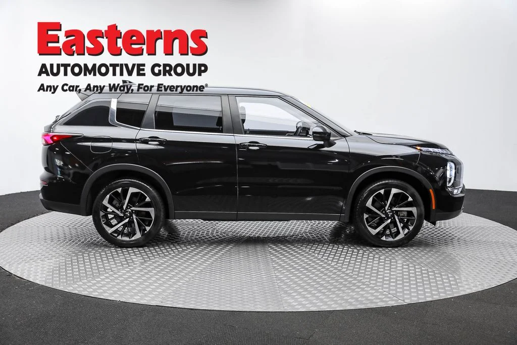 Used 2023 Black Mitsubishi SE image 4