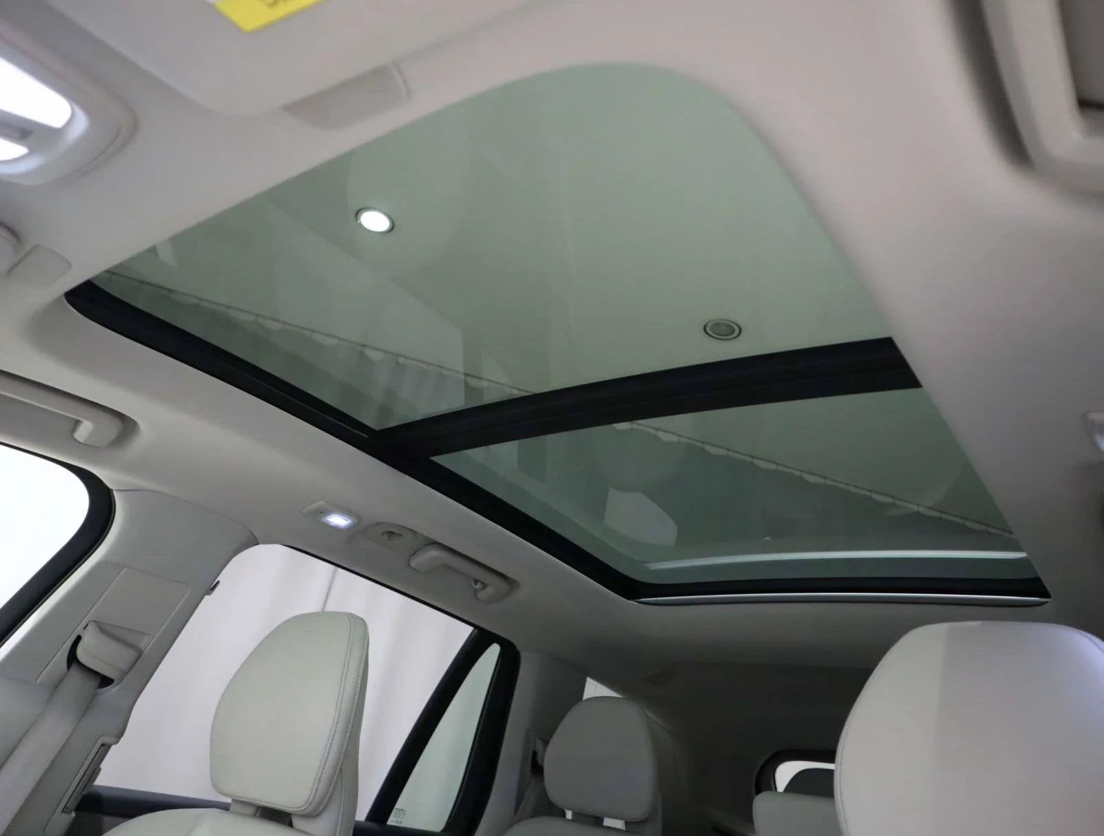 Used 2025 White Volvo Plus image 24