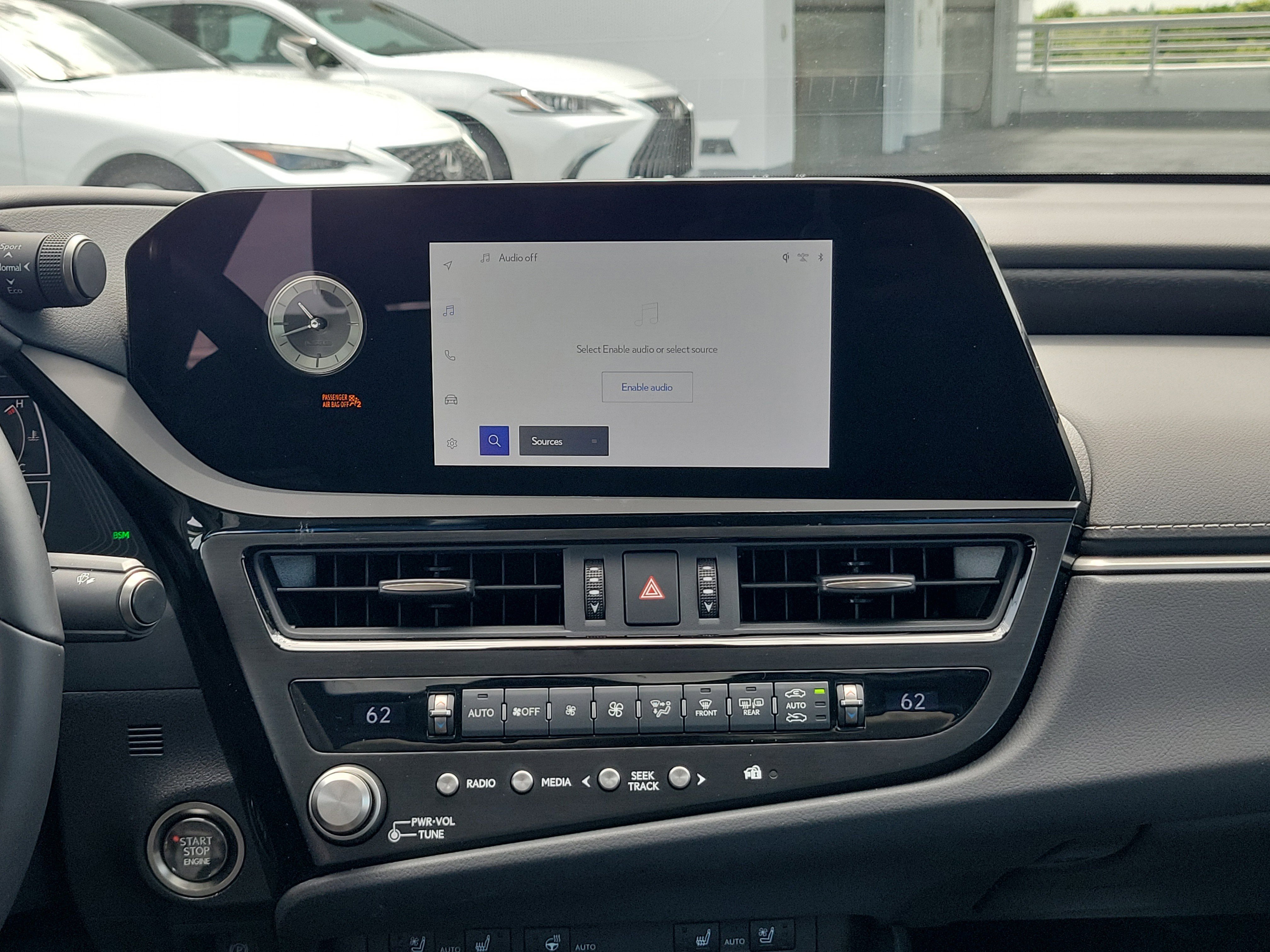 2025 Lexus ES 350 - Photo 17