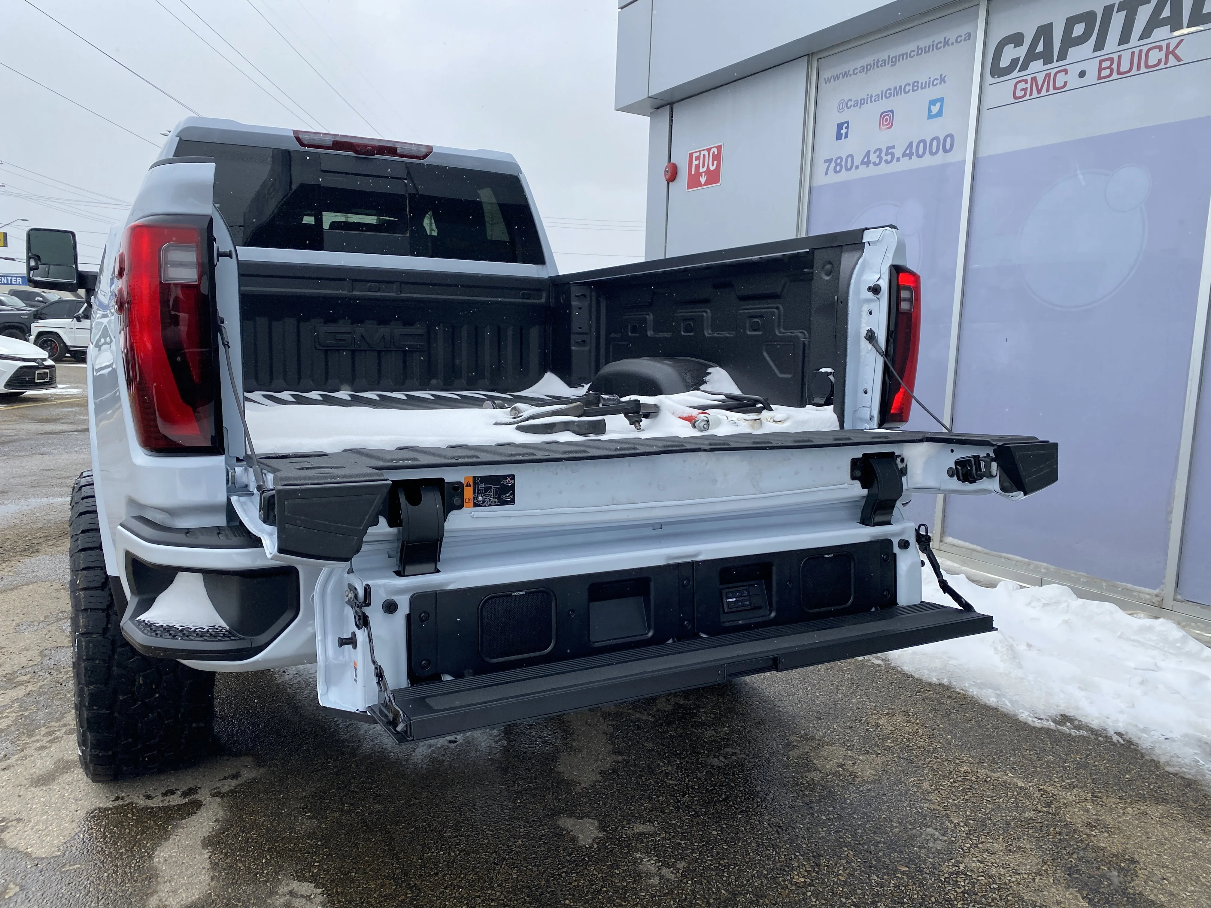 New 2026 GLACIER WHITE TRICOAT GMC Denali Ultimate image 5