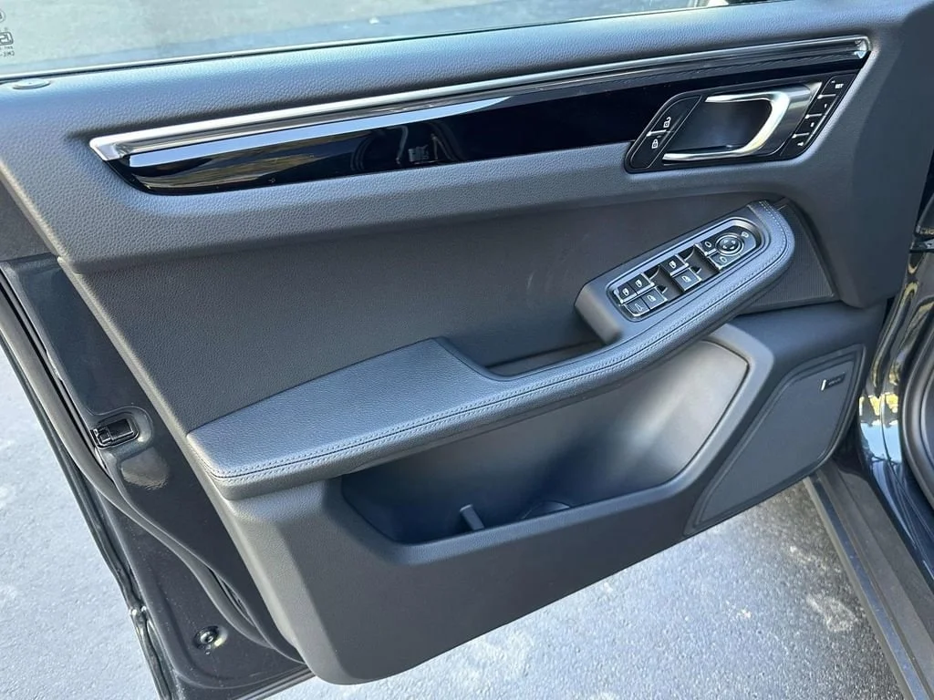 2026 Porsche Macan - Photo 17