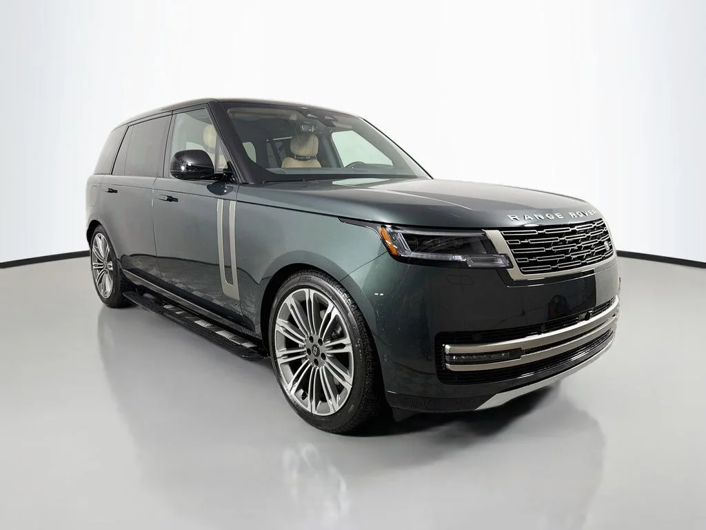New 2027 Belgravia Green Land Rover SE image 3