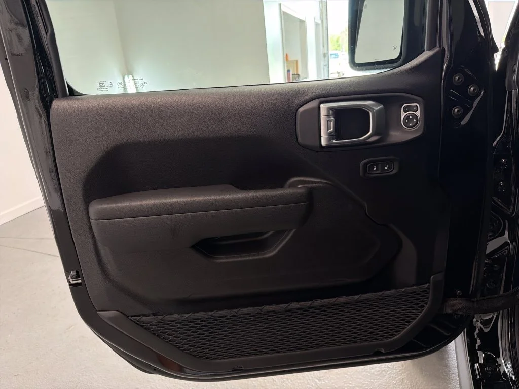 New 2027 Black Clear-Coat Paint Jeep Rubicon image 11