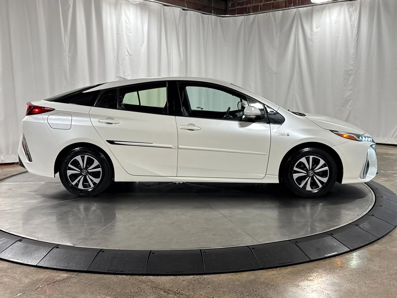 Used 2017 Blizzard Pearl Toyota Premium image 9