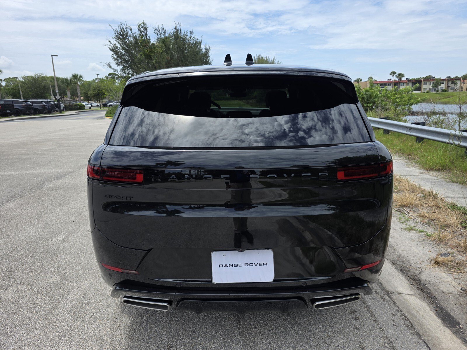New 2026 Santorini Black Land Rover P400 Dynamic SE image 6