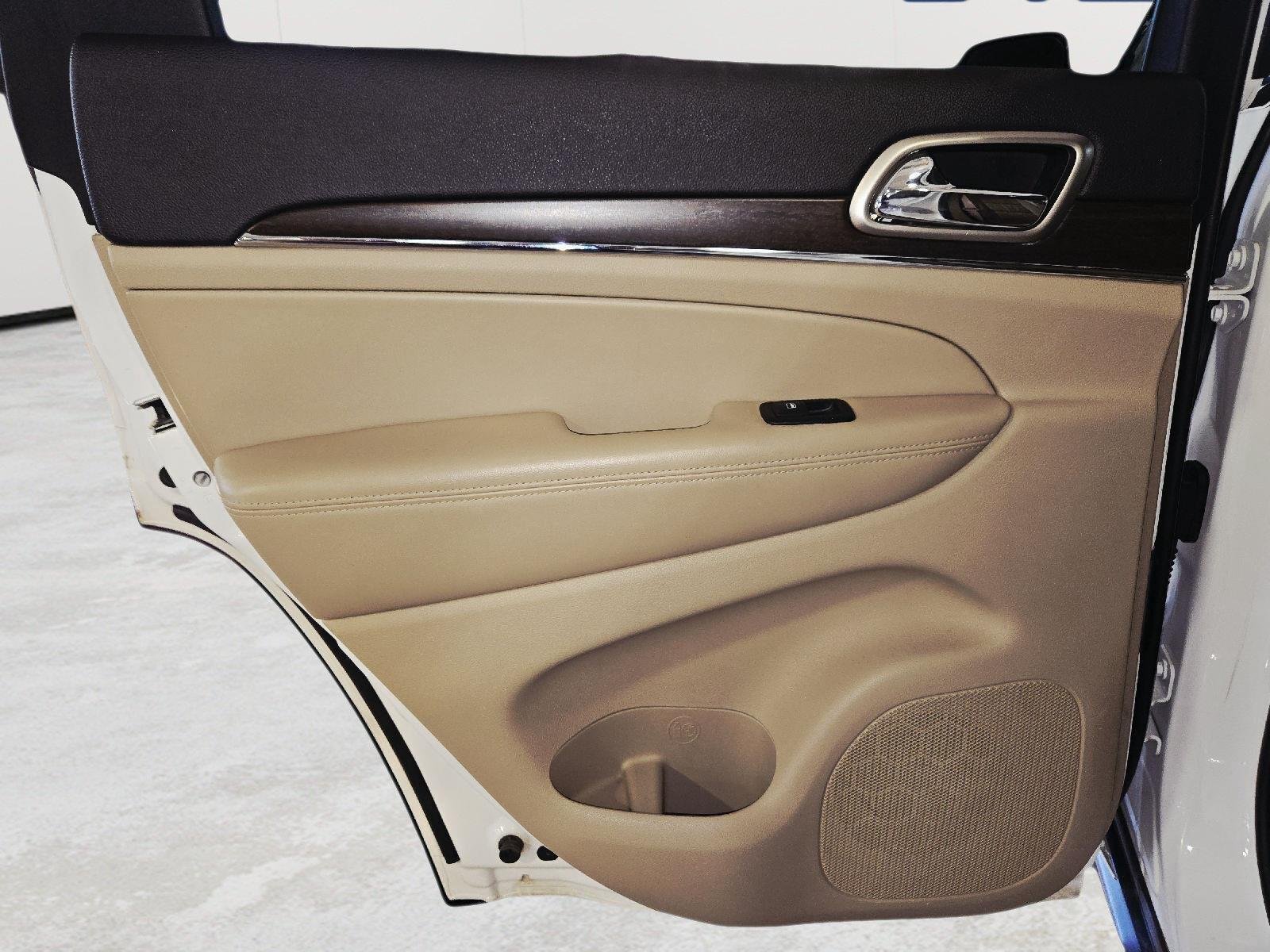 Used 2015 Bright White Clearcoat Jeep Limited image 44