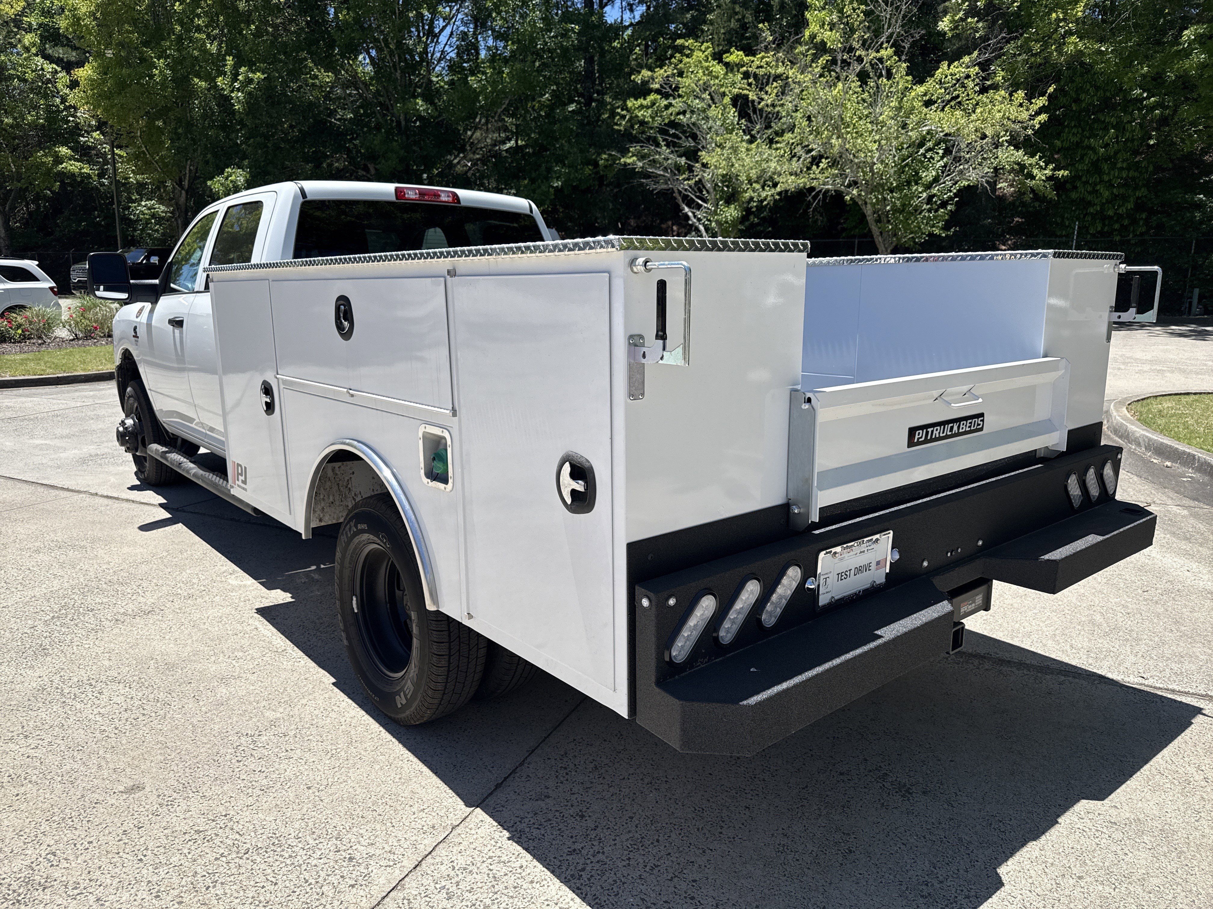 New 2026 Bright White Clear-Coat Exterior Paint RAM Tradesman image 5