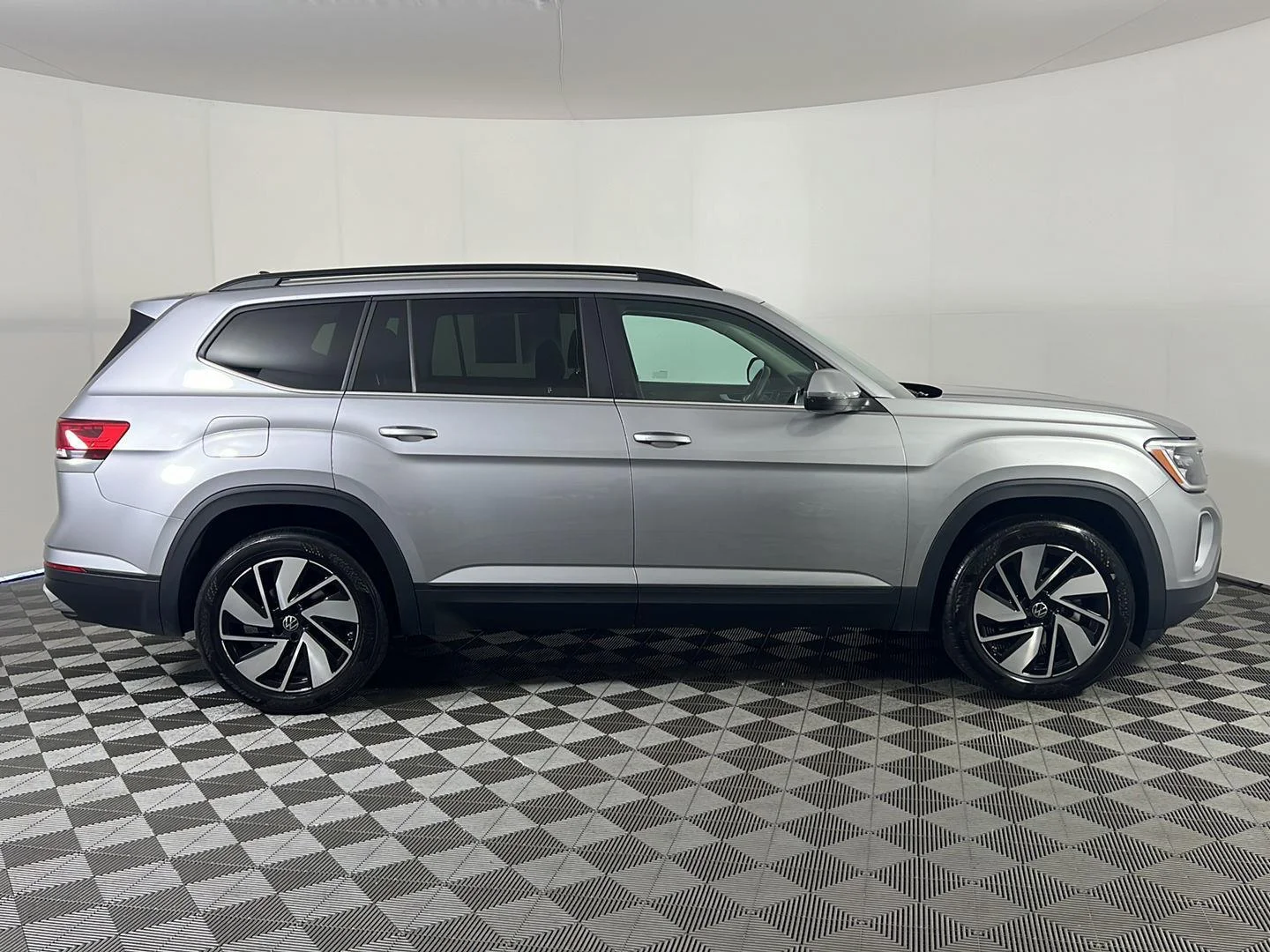 Used 2024 Silver Mist Metallic Volkswagen 2.0T SE w/Technology image 2
