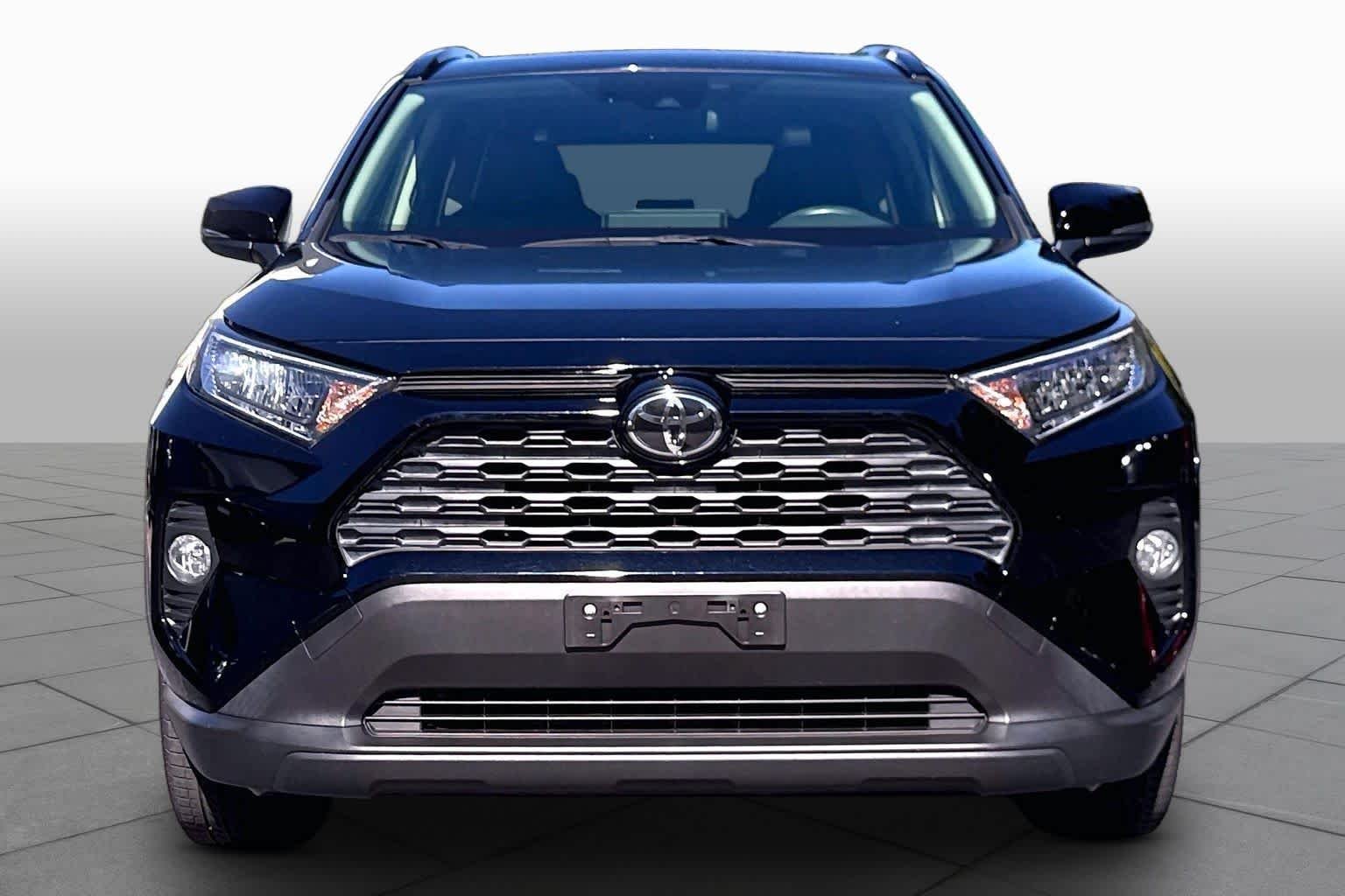 Used 2019 Midnight Black Metallic Toyota XLE Premium image 4