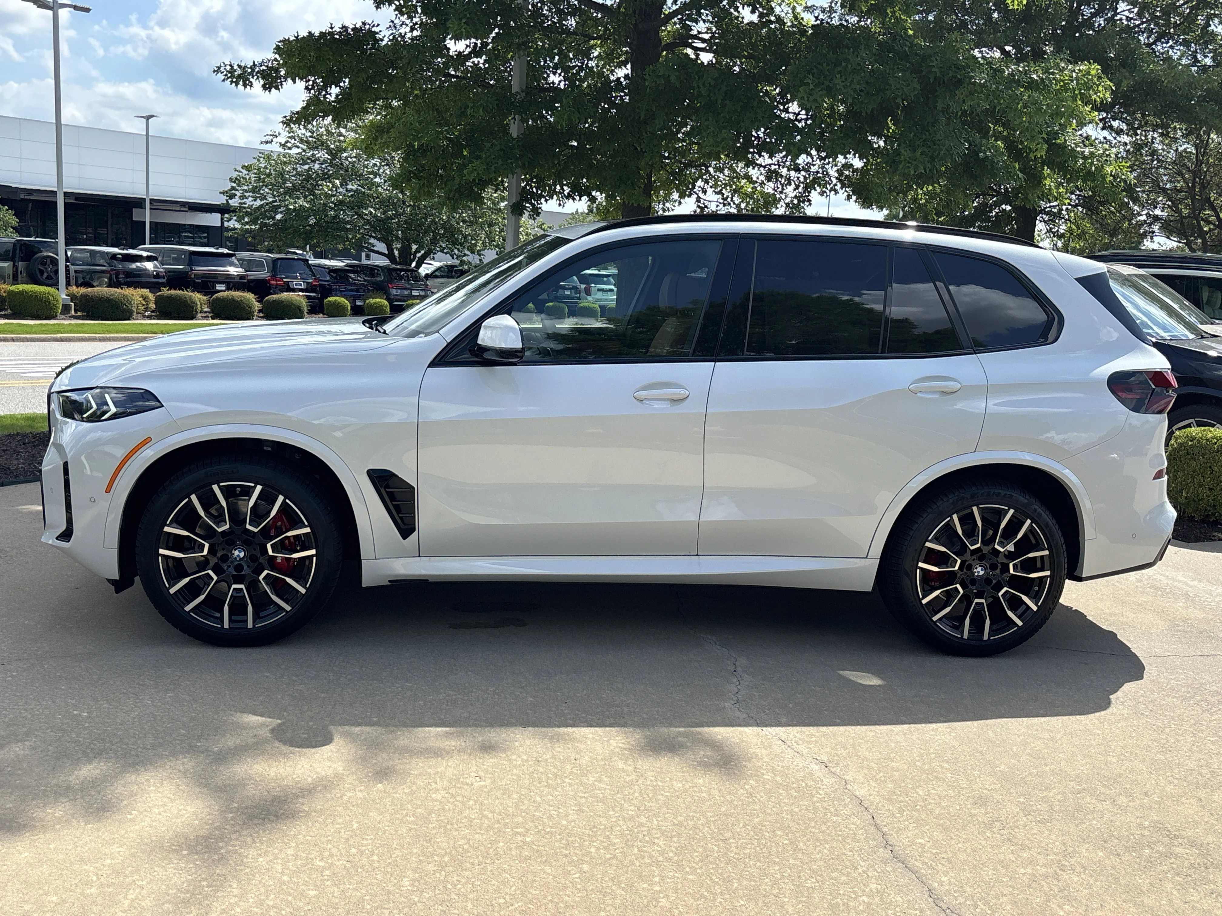 New 2026 MINERAL WHITE BMW xDrive40i image 2