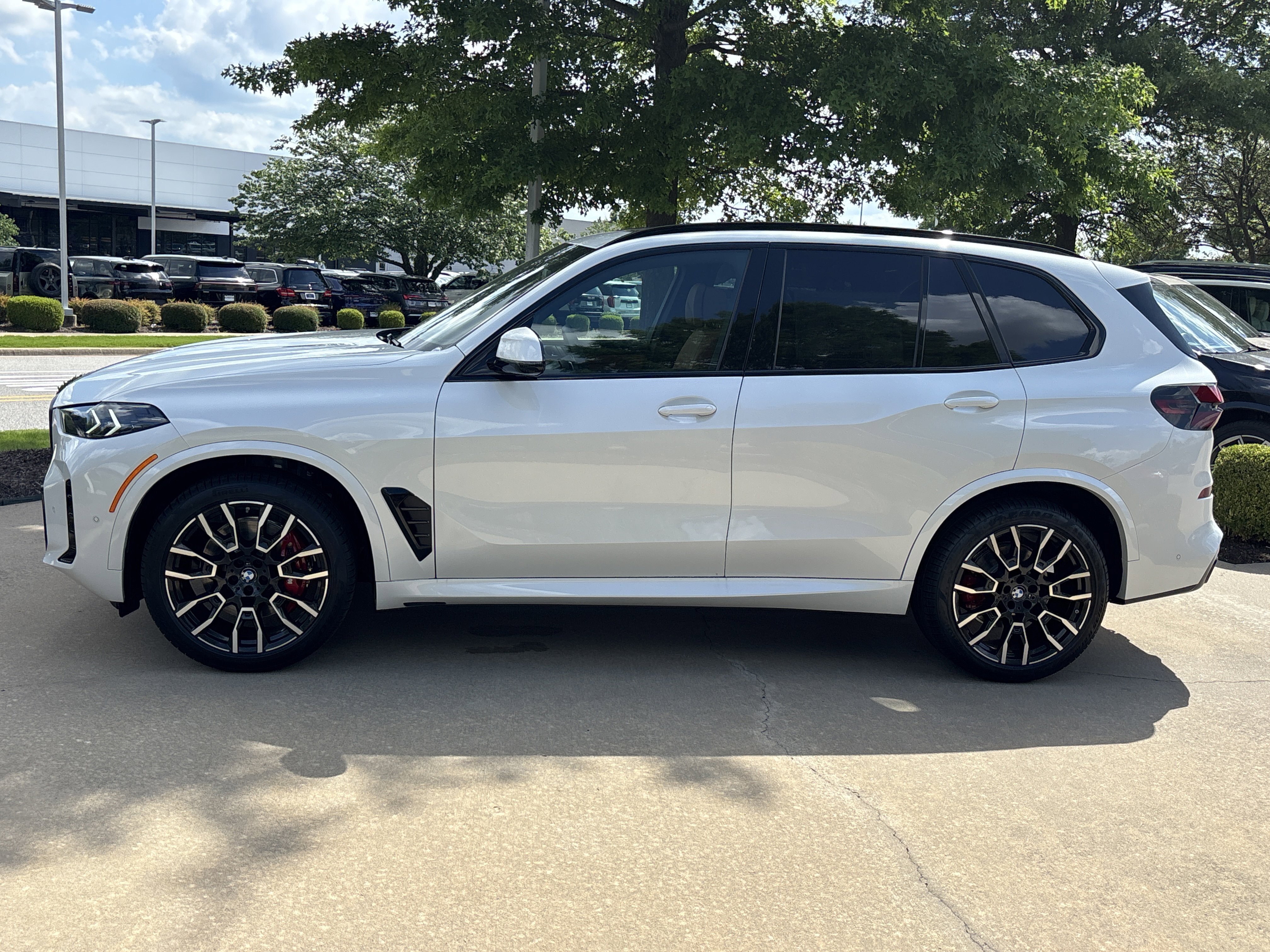 New 2026 MINERAL WHITE BMW xDrive40i image 2