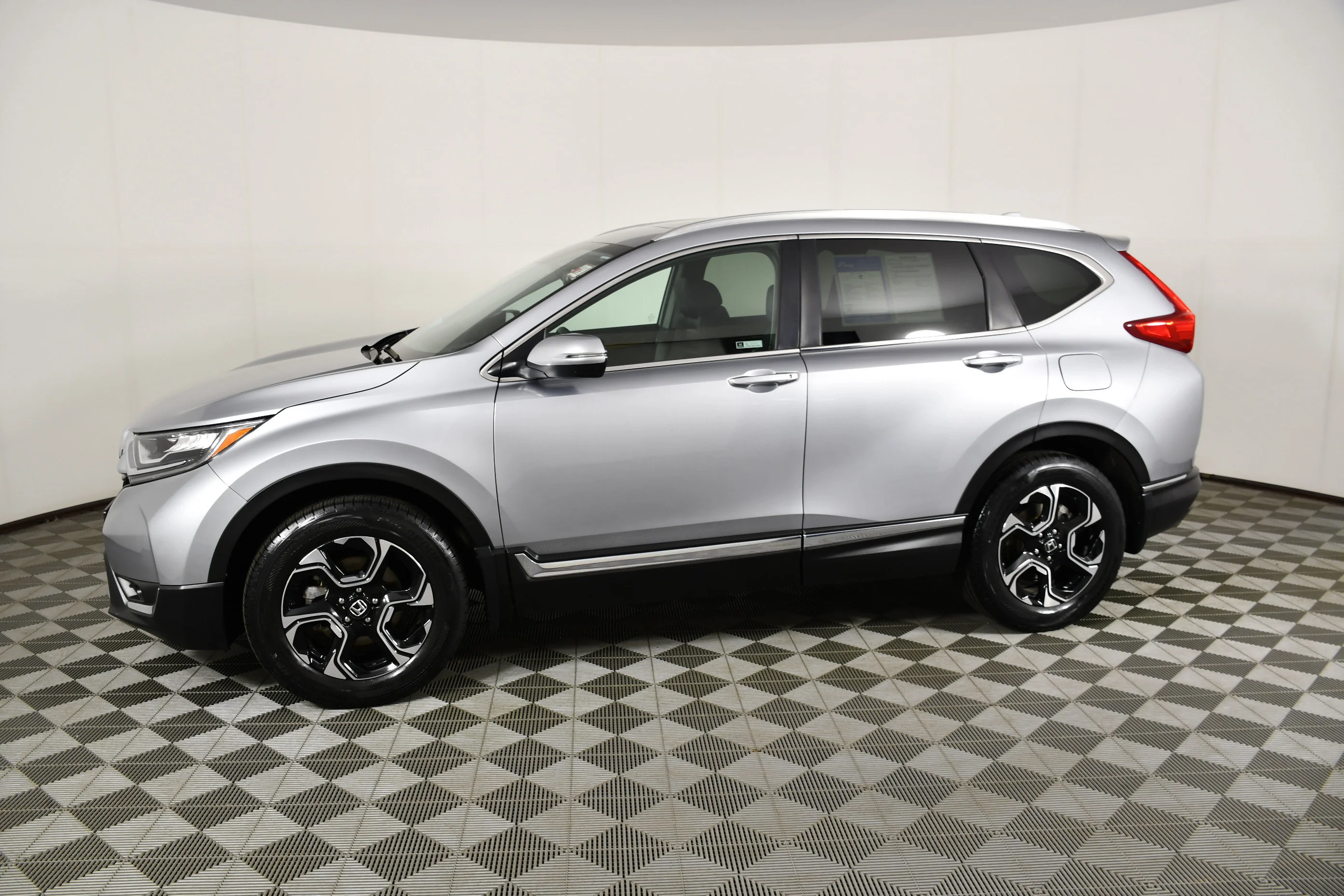 Used 2019 Lunar Silver Metallic Honda Touring image 9