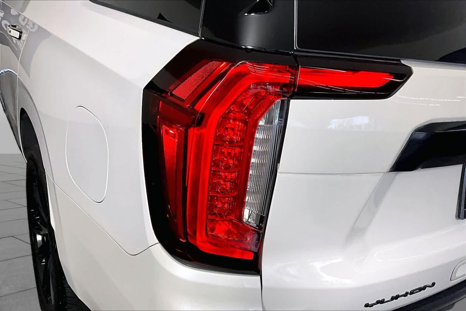Used 2023 White Frost Tricoat GMC Denali image 28