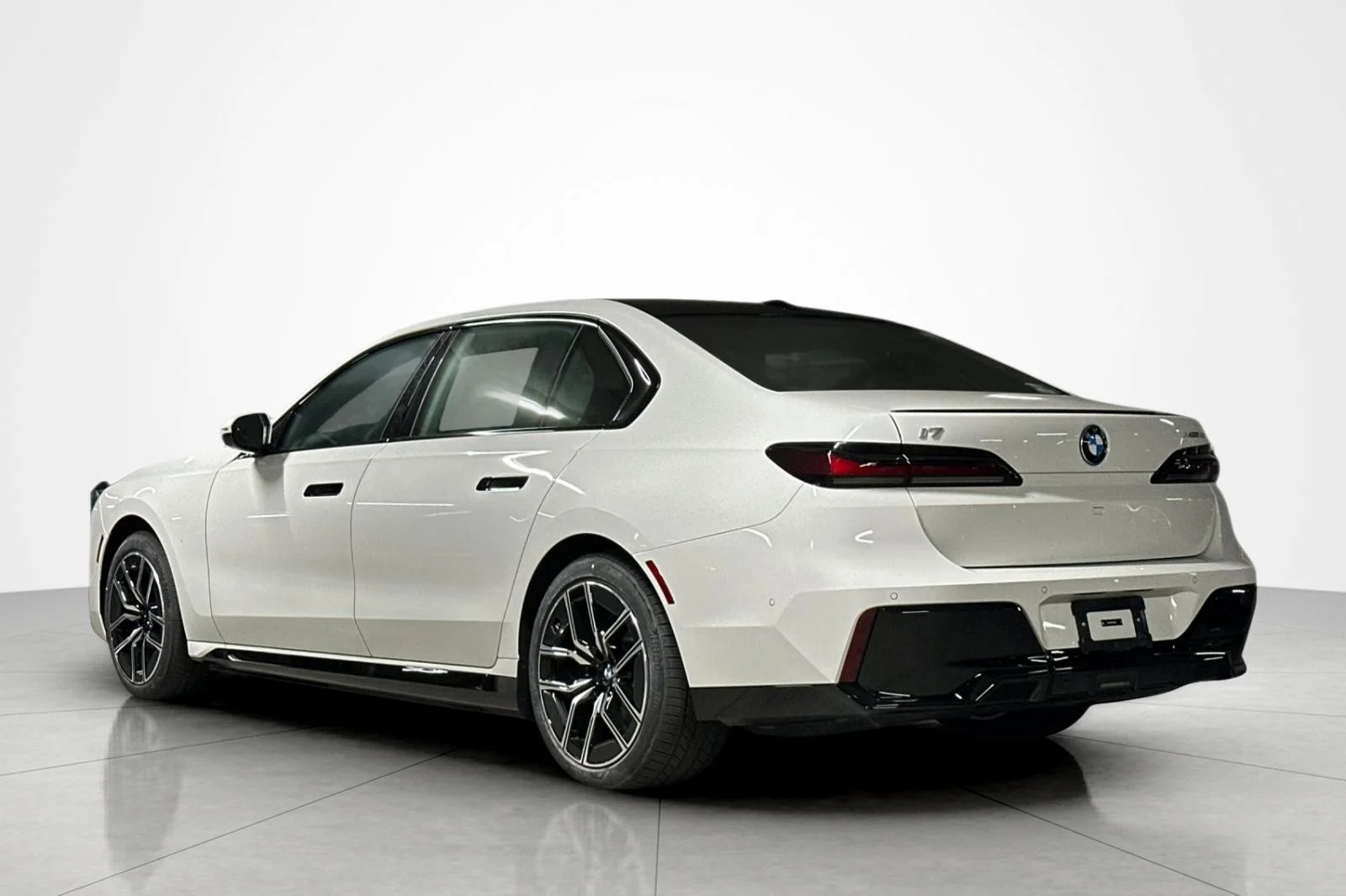 New 2026 Alpine White BMW xDrive60 image 3