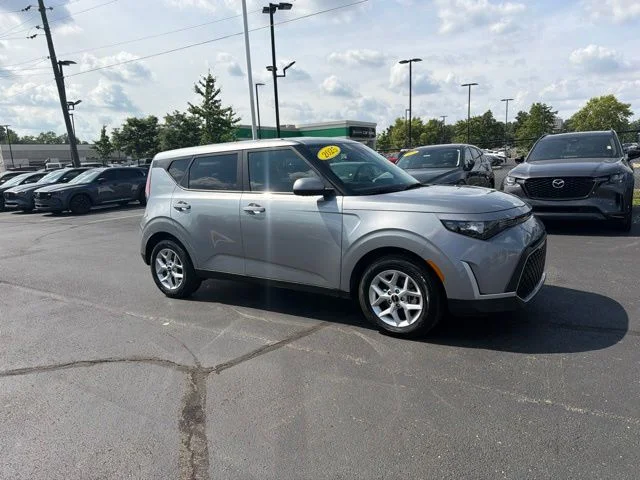 Used 2025  Kia LX image 2