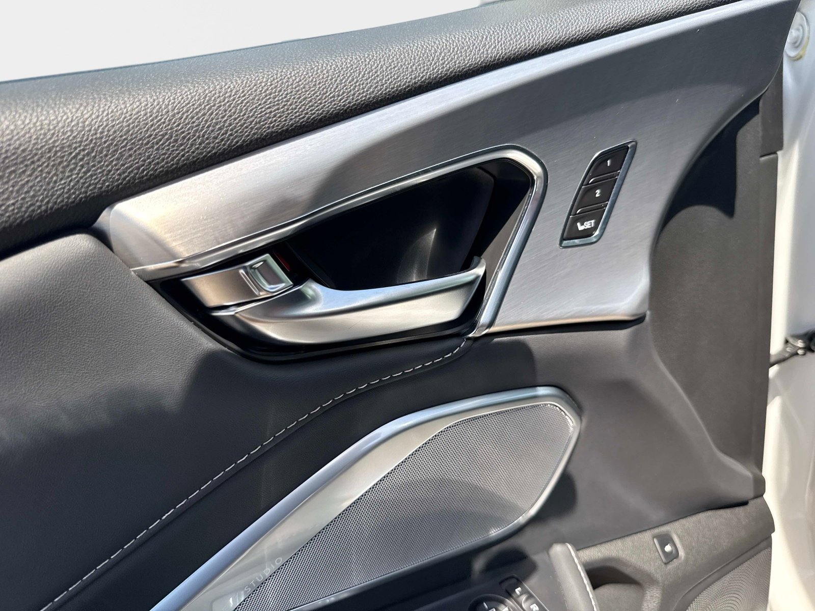 Used 2023  Acura w/Technology Package image 19