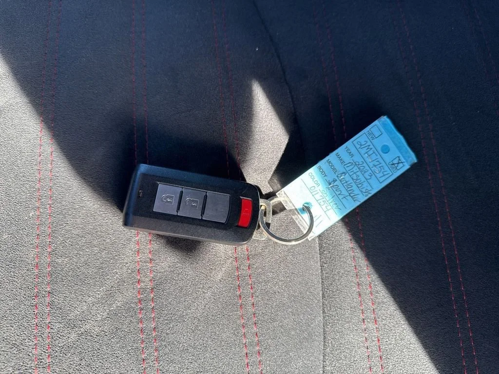 Used 2023 Silver Mitsubishi ES image 36