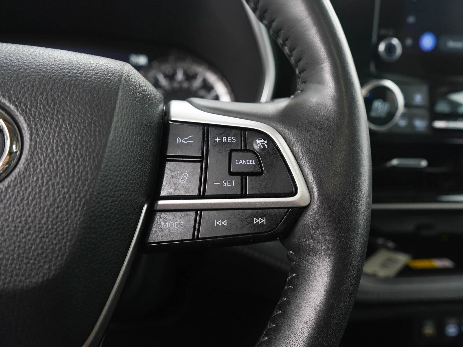 Used 2024 Silver Toyota XLE AWD (Natl) image 29