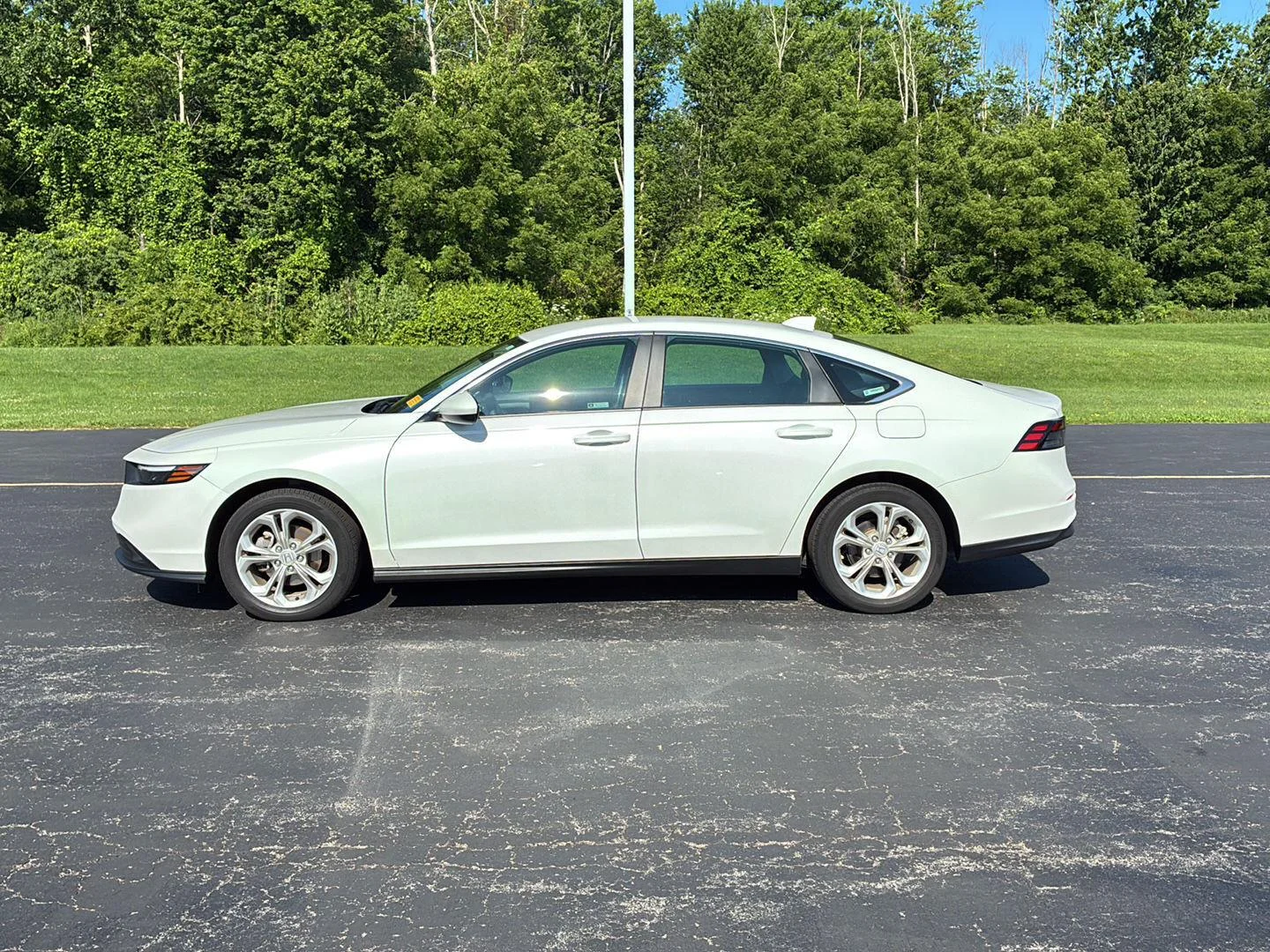 Used 2023 Platinum White Pearl Honda LX image 10
