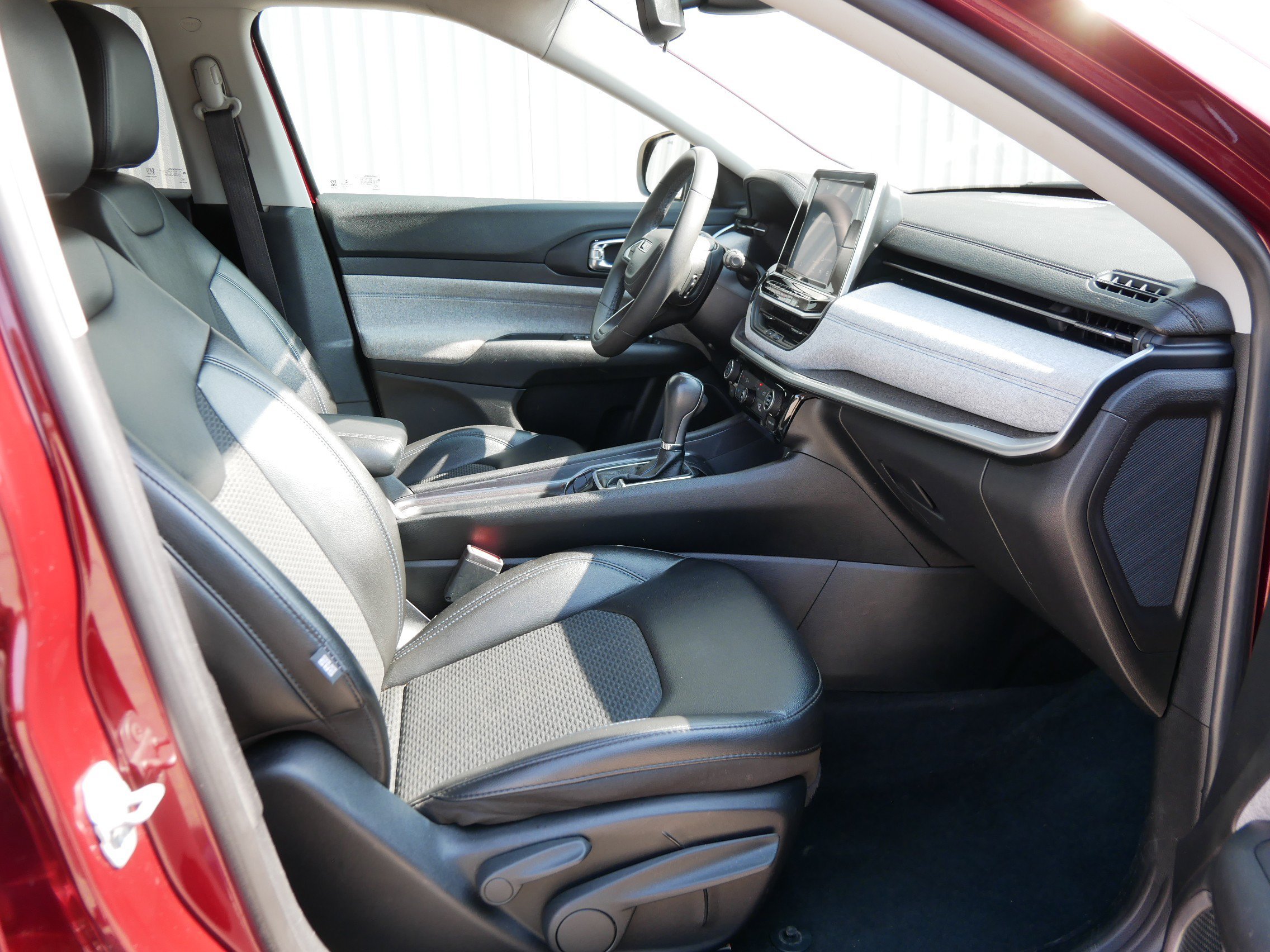 Used 2022 Velvet Red Pearlcoat Jeep Latitude image 14