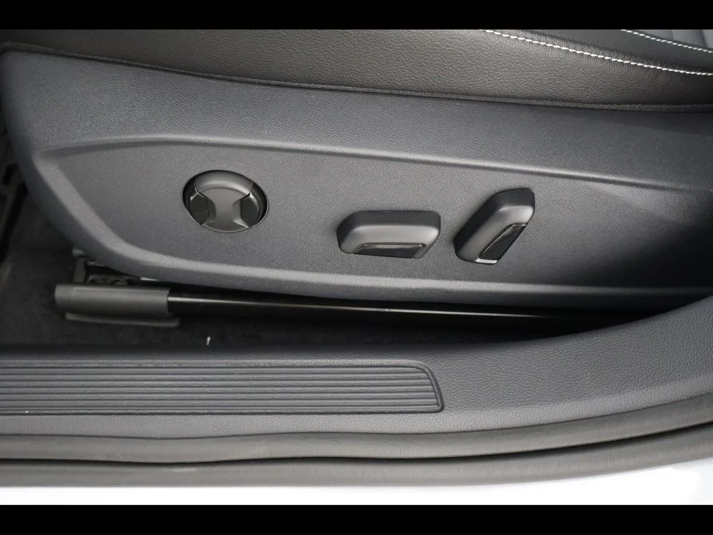 New 2025 Silver Volkswagen 1.5T SE image 14